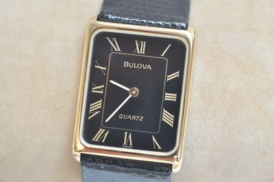 《寶萊精品》BULOVA 寶路華金黑長型石英女子錶