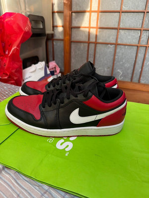 「 二手鞋 」 Nike Air Jordan 1 男版低筒休閒鞋 US9.5（紅黑）鐵1