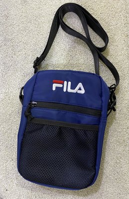 = 威勝 運動用品 = 21年 FILA 網袋夾層側背包 (深藍) BMV-7009-NV