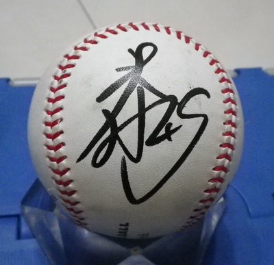 棒球天地---賣場唯一---統一獅 張泰山 最新簽法 簽名於比賽球.字跡漂亮