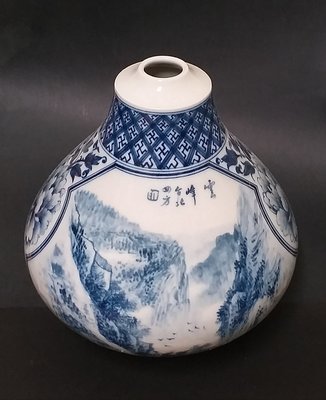 【生活收藏】早期中華陶瓷-雲峰觀湖青花瓶 (少見器形) , 罕見