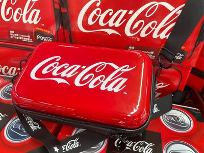 3/18前 特價 剩3 限量 可口可樂潮流硬殼包禮盒(內含：330mlx6瓶+硬殼包x1(顏色紅或黑隨機）到期日：2024/4/12 Coca Cola