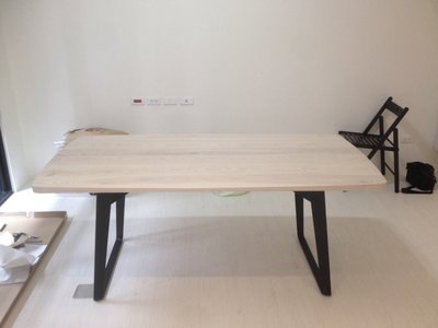 HODERN POLIFORM CLIPPER - 厚板橡木實木洗白+實心金屬黑鐵噴砂造型腳座餐桌，請鑑賞