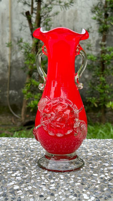 《陋室の老時光》台灣早期玻璃花瓶。雙耳牡丹玻璃花瓶。豔紅25公分