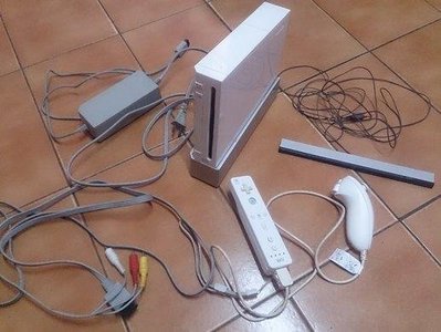 二手 白色 任天堂遊戲 Wii 主機附底座 日本國內專用機 附電源+AV線+左右搖桿+感應棒_郵寄
