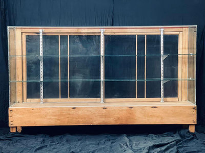 古檜木展示櫃 玻璃換新 速力康固定 拉門新做 有點卡卡 四面玻璃 展示效果佳 尺寸：175x37xH107公分