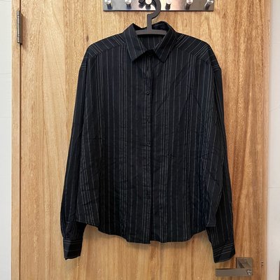 #212- 現貨x1特價1180-暗黑 極簡設計 微透 寬鬆 黑色+白直條紋 防曬 薄長袖襯衫