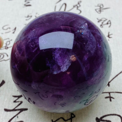 Wt1166天然紫綠螢石水晶球擺件，紫綠色水晶原石打磨屬木客