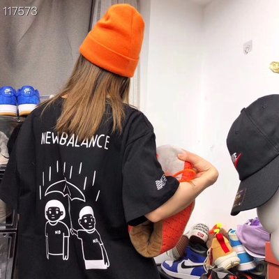 現貨熱銷-2021 New Balance x Noritake 聯名短袖T恤 下雨打傘小人款  T恤 TEE 短袖 男
