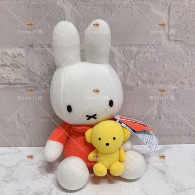 🌸Dona代購🌸日本正版 米菲 米飛兔 米飛 Miffy 穿橘色洋裝抱著熊熊 娃娃/公仔/擺飾 C68