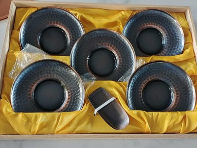 日本飛鳥堂銅茶托帶茶則，手工捶打紋，用料厚實