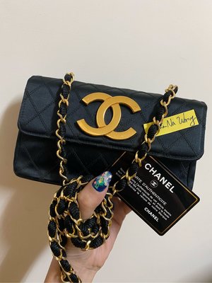 （售出）Chanel vintage 緞面黑金minicoco 大logo斜背包