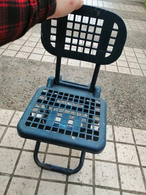 二手堅固塑膠壓克力面鐵支架可收納的小椅子便宜賣200元超商取貨免運費只有一張功能正常