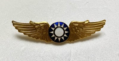 可欣台灣精品：特制鋁質金色黨徽空軍初級飛行徽章（7.5公分寬）