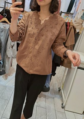 蘋果樹 韓國服飾~SoKum布蕾絲花V領衫  現貨駝色&amp;黑色