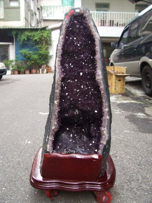 321小舖&amp;重87公斤大件型正洞超深驕紫天然紫水晶洞附台製滾輪木底座