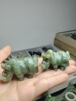 特價打包出二個和闐玉碧玉立體雕刻犀牛掛墜小擺件，尺寸大概50