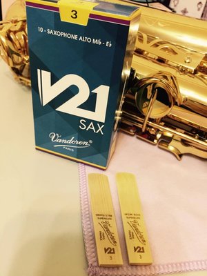 【非比藝術】【Vandoren V21 淺藍盒 中音薩克斯風 厚度3.5號】