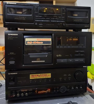 1996年 先鋒牌音響～ 擴大機 VSX-605S ～ 雙卡錄音帶 CT-W205R ～ 25片CD座 PD-F606 。不分售～如相片可過電~運作功能不詳