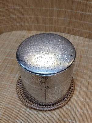 @@@六合堂@@@日本早期銅鍍銀茶罐，手工鑿花，氣密度良好，少用，品相佳。規格：高7寬7.8公分