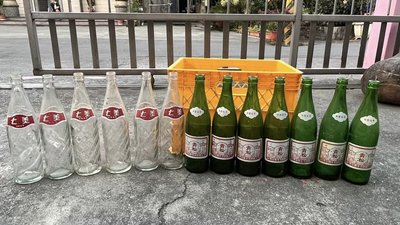 省錢二手拍賣─早期 汽水玻璃瓶，汽水瓶，七美、青松，共13瓶一起出售，含塑膠籃。
