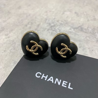 Chanel 耳環 黑色皮革 愛心logo耳夾《精品女王全新&amp;二手》