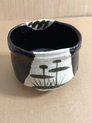 日本黑樂茶碗 春峰做 手捏手做 造型別致 扁扁的不規則造型。