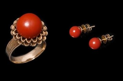 母親節優惠八折漂亮AKA紅珊瑚戒指耳環18k金套組，色艷麗形制圓飽滿，戒指制作花瓣造型柔美。附鑑定書⋯⋯套組：送媽媽最好的禮物。