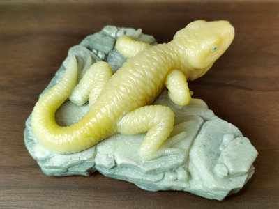 蜥蜴。近年作品，壽山芙蓉石。帶原生石皮，巧雕。全手工雕刻，栩7233