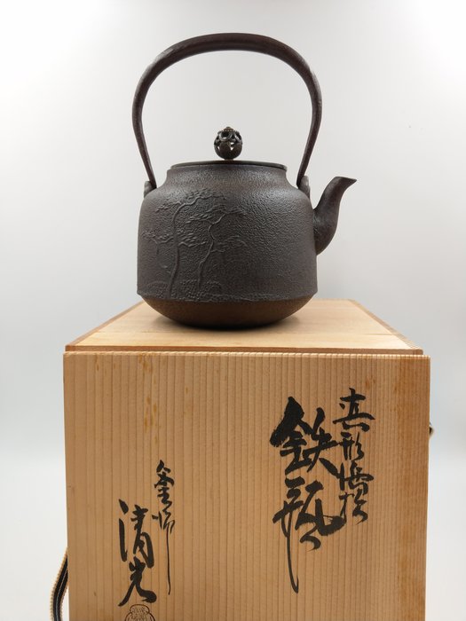 超美品の 同梱不可 高岡銅器 茶道具 菊地政光作 風炉釜 棗亀甲地紋 117