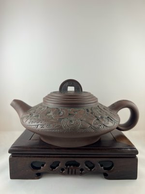 《二十五年經典宜興紫砂壺》名家壺-咸仲英/陸巧英、錢幣壺、240cc、$9800