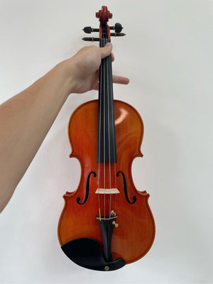 57號 4/4大人經典純手工獨板小提琴音質好 市價5萬 高級烏木配件 台灣品牌尼龍弦，已換歐料琴橋+義大利音柱