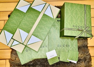 名品特搜站~ GUCCI 綠色新款精緻壓紋全新紙盒、紙袋，緞帶和卡片，是送禮及收納不可缺少的完整配件唷！