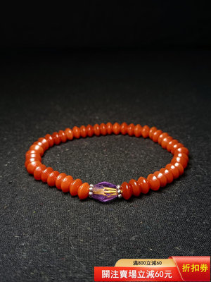 ，清干南紅瑪瑙小飛碟珠手串，配一顆戰國棱形紫水晶高古珠，