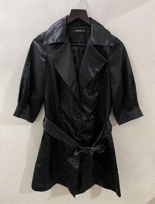 MOMA 女生設計款絲緞防撥水五分袖長版外套/S