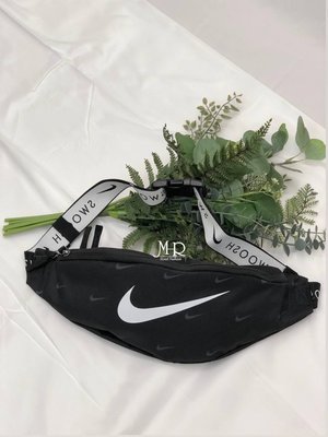[MR.CH]Nike Heritage Swoosh 側背包 腰包 滿版 黑 DC7343-010