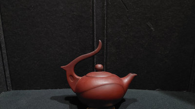 早期80年代 一 中國宜興 一 老紫砂 特殊造型 單把 如意壺