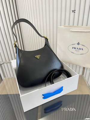 ELLA代購#色普拉達 新款包包Prada簡潔的外形 加上又A又颯的感覺風格真的時尚至極 1180788