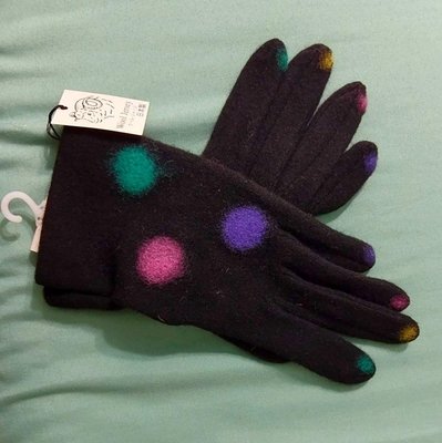 （出清）全新 日本製，黑羊絨女手套， 手圍尺寸 （手掌寬）21-22公分。有 2款不同花色圖案( 點點跟線條）可選。 Cashmere