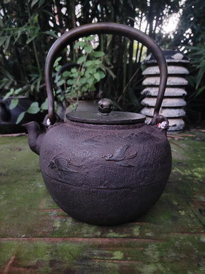 日本鐵壺，龜文堂，1.5升，布紋描金，提梁松動，全品。