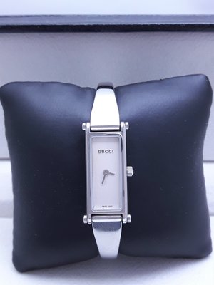 【Jessica潔西卡小舖】古馳GUCCI(1500L)細長方形經典白色條紋面白鋼手環石英女錶