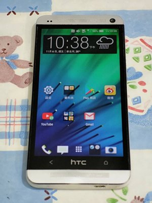 HTC ONE 801經典手機，中間偏上有一小塊觸控不靈敏