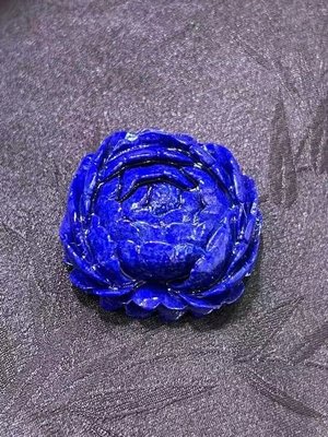 ❤妙玉生花優品購❤天然老礦青金石雕刻的牡丹花，可以做戒指，鎖骨項鍊，無白極少金，尺吋28/28mm，重13.5g