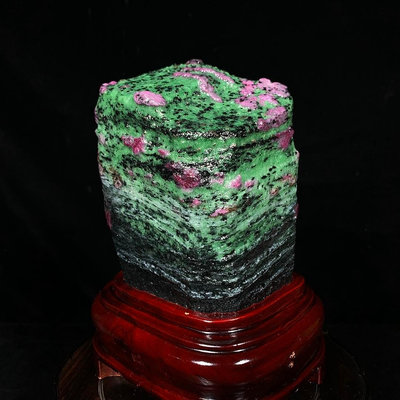原石擺件 奇石擺件 緬甸紅綠寶 天然原礦帶座高18×10×8.5公分 重3.1公斤 編號600112