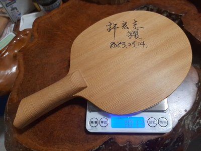 雙眼橫式桌球拍 採用製材存置50年以上香氣四溢的台灣黃檜木全手工製作，獨一無二珍藏球拍（厚度7.8mm ）