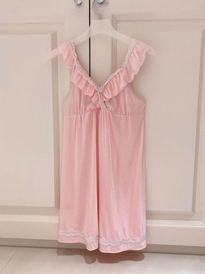 華歌爾。白色蕾絲蝴蝶結粉紅色緞面性感睡衣。連身睡衣
