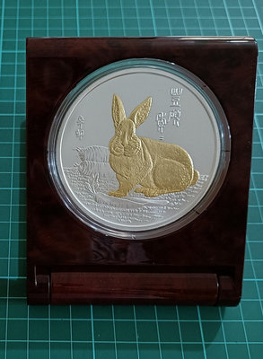 TB227 兔年“豐碩年年”5盎司銀章 盒美幣美 品相全新如圖 5英兩彩銀兔  中央造幣廠