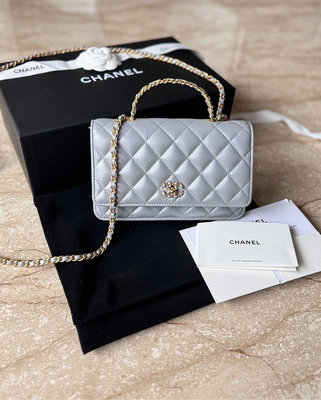 全新品 香奈兒 專櫃全配證明 稀有款 Chanel Woc 鏈條包 24C珠光灰 水鑽 字母 logo 手柄 斜背包 季節限量、約購入15.5萬
