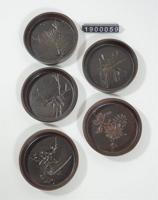 日本 高鋼銅器  圓形 銅茶托 松 梅 菊 竹 蘭 圖案 5入紙盒裝-1900059