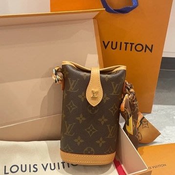 ❌❌ VENDIDO ❌❌Piloto Louis Vuitton original 😍 Cinto y capucha desmontable.  Talle L.